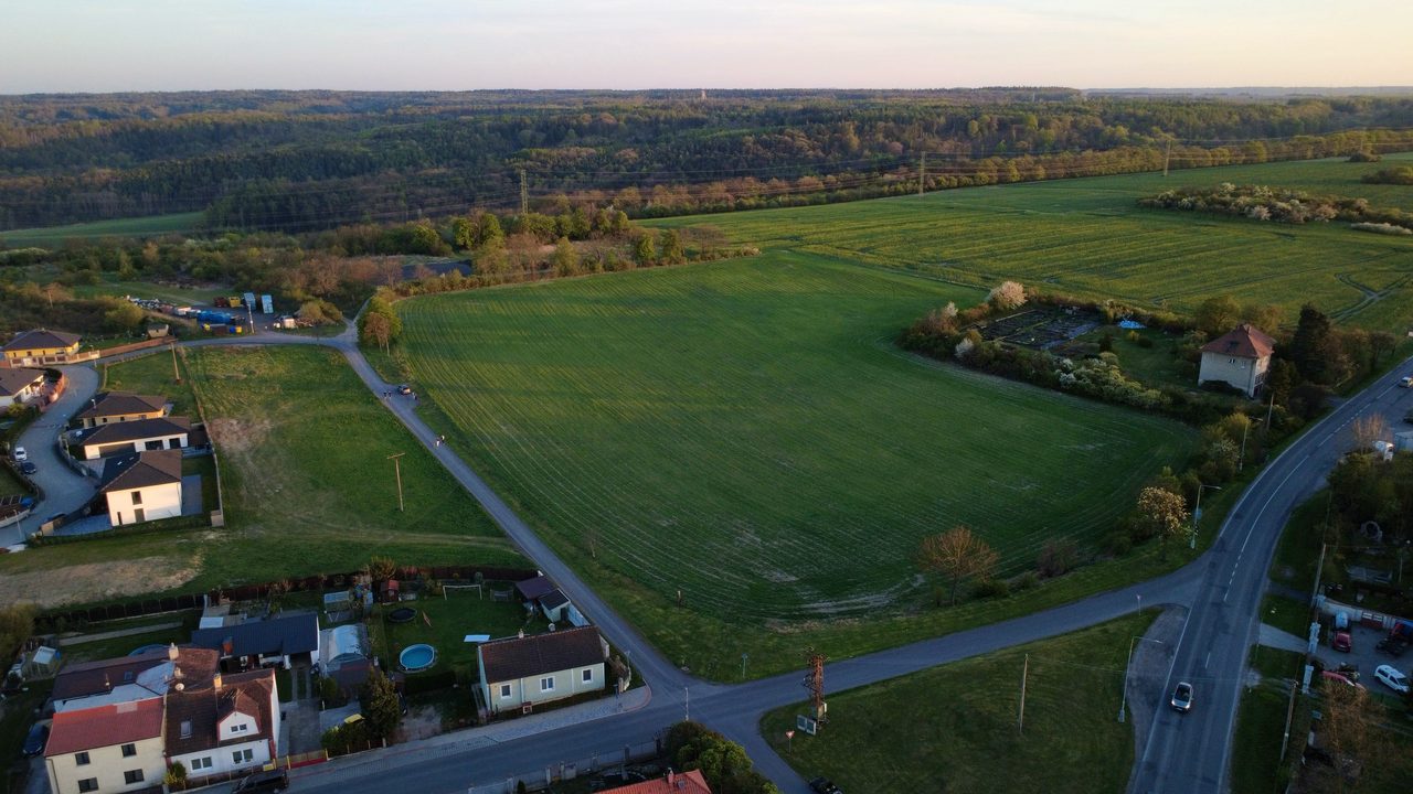 Letecký pohled na pole připravené k zástavbě