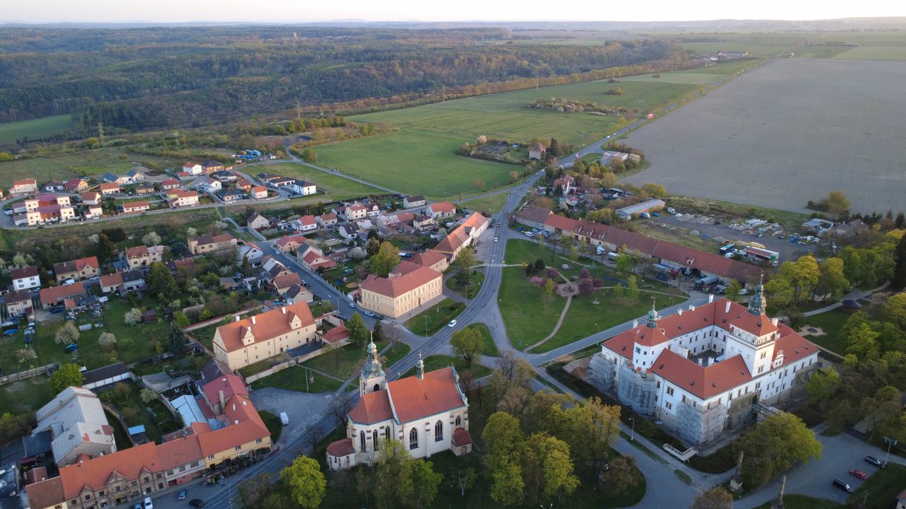Široký záběr na pozemky a okolní krajinu