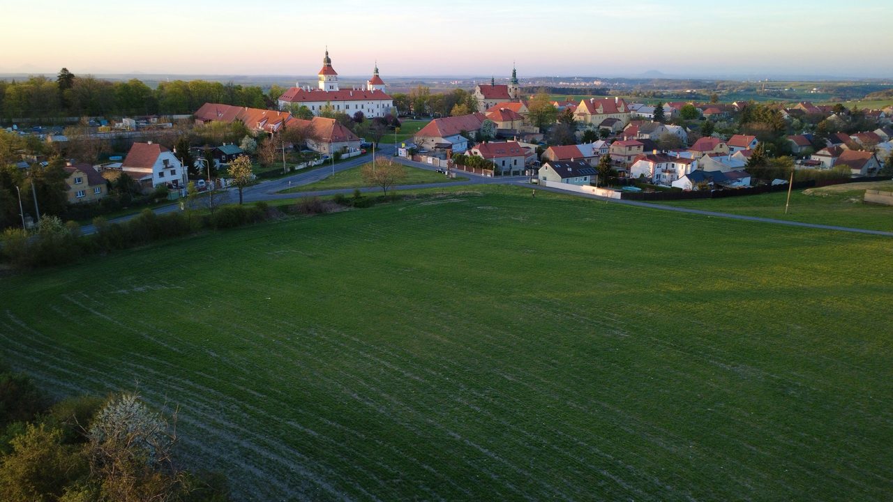 Letecký pohled na lokalitu pozemků se Smečnem a zámkem v pozadí