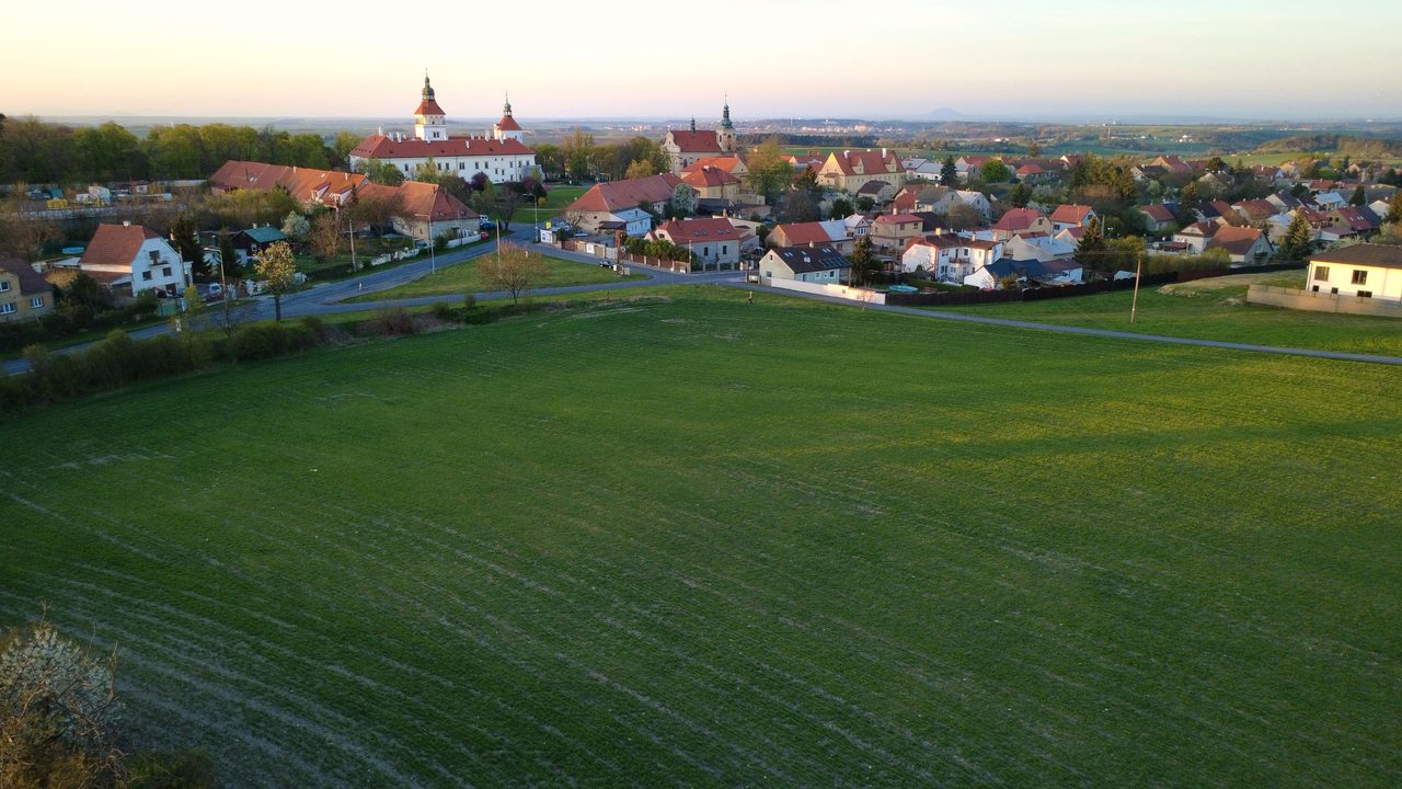Celkový pohled na lokalitu a navazující obec