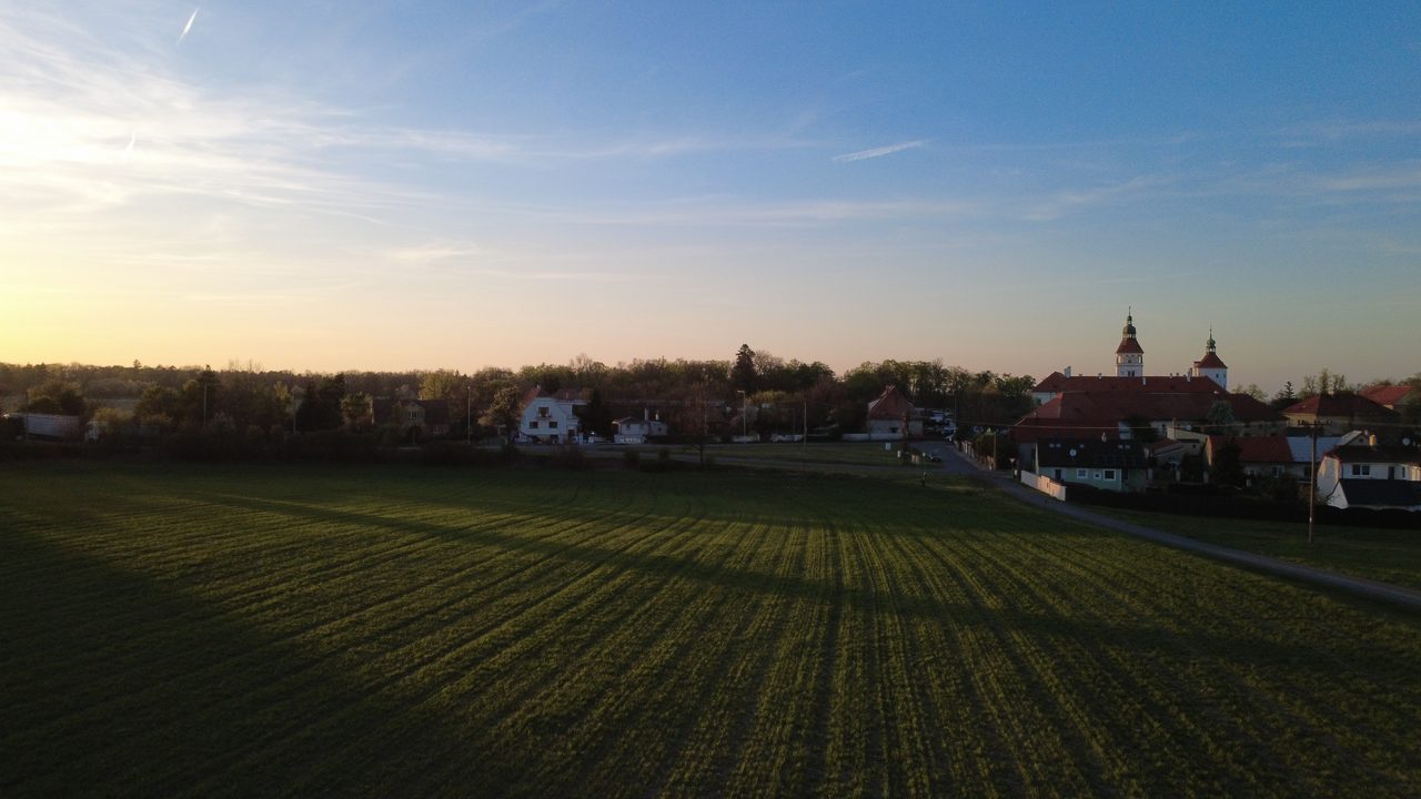 Lokalita pozemků za podvečerního světla